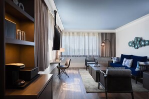 スイート キングベッド 1 台 | リビング エリア | 55 インチの薄型テレビ (デジタル放送視聴可)、テレビ