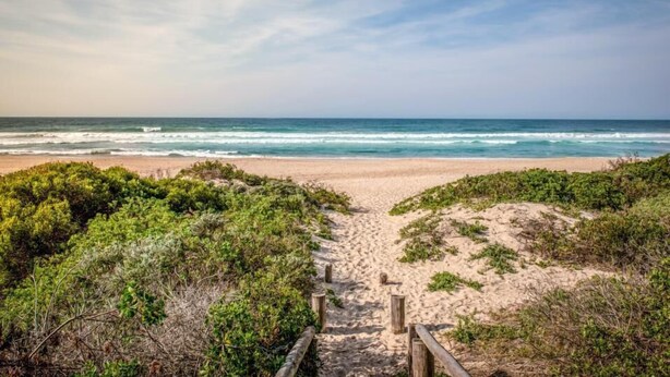 A beach path leading to the ocean with a clear sky. - Seaview Luxury (Jeffreys Bay)