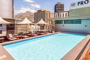 Outdoor pool, pool loungers - Stunning Cape Town Apart. (Cape Town)