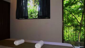 Deluxe Triple Room, 1 Katil Raja (King), Private Bathroom, Garden View | Kemudahan bilik