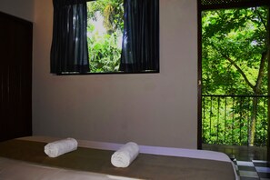 Habitación triple Deluxe, 1 cama King size, baño privado, vista al jardín | Servicios de la habitación