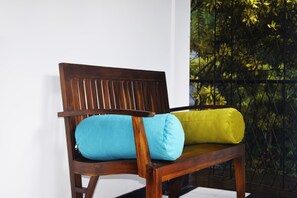 Habitación triple Deluxe, 1 cama King size, baño privado, vista al jardín | Terraza o patio