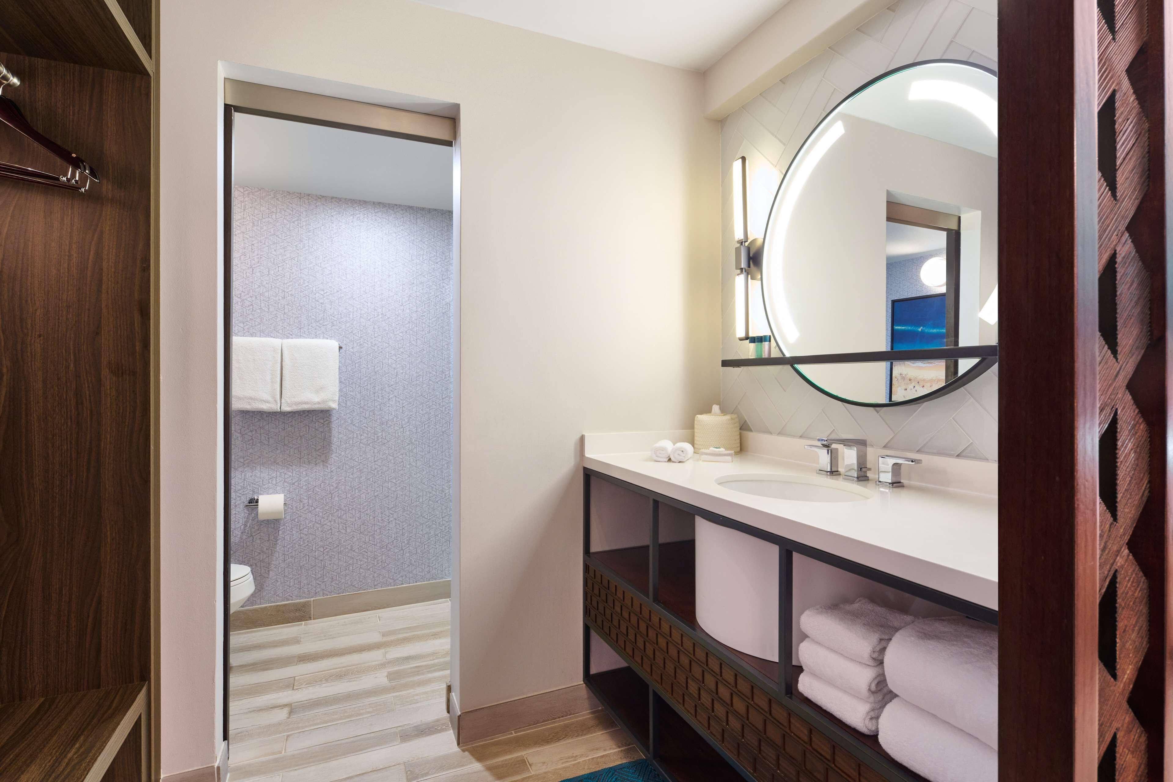 suite, 2 bedrooms (2 king beds) | bathroom | shower, designer toiletries, hair dryer, bathrobes