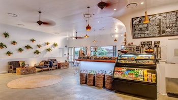 2 restaurants, breakfast served at  OUTRIGGER Waikiki Beachcomber Hotel