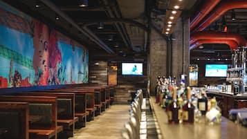 2 restaurants; breakfast, lunch, and dinner served