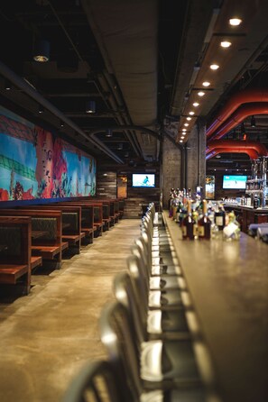 2 restaurants; breakfast, lunch and dinner served 