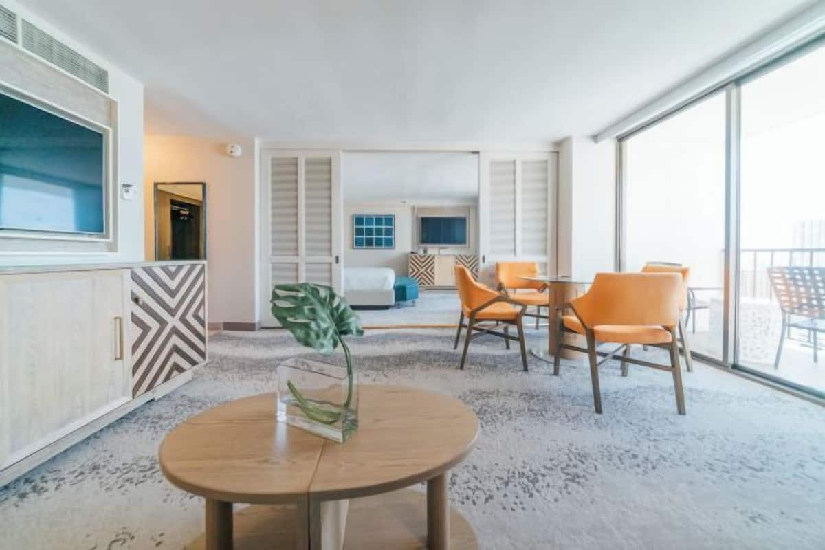 Living area | 55-inch Smart TV with cable channels, TV, Netflix