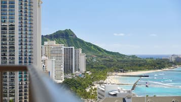 Un paisaje urbano costero con rascacielos, una playa y una montaña.