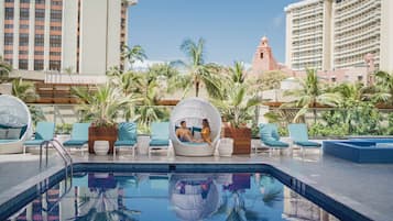 Una piscina al aire libre, camas de piscina con cargo