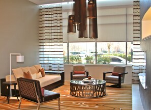 Lobby sitting area - Weichert Suites at Arlington Courthouse (Arlington)