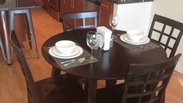 Executive Apartment, 1 Bedroom | In-room dining