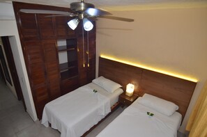 3 chambres, coffres-forts dans les chambres, décoration personnalisée