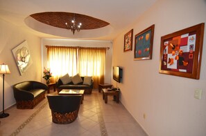 Departamento superior, 2 habitaciones, 2 baños | Área de sala de estar | Televisión de pantalla plana 