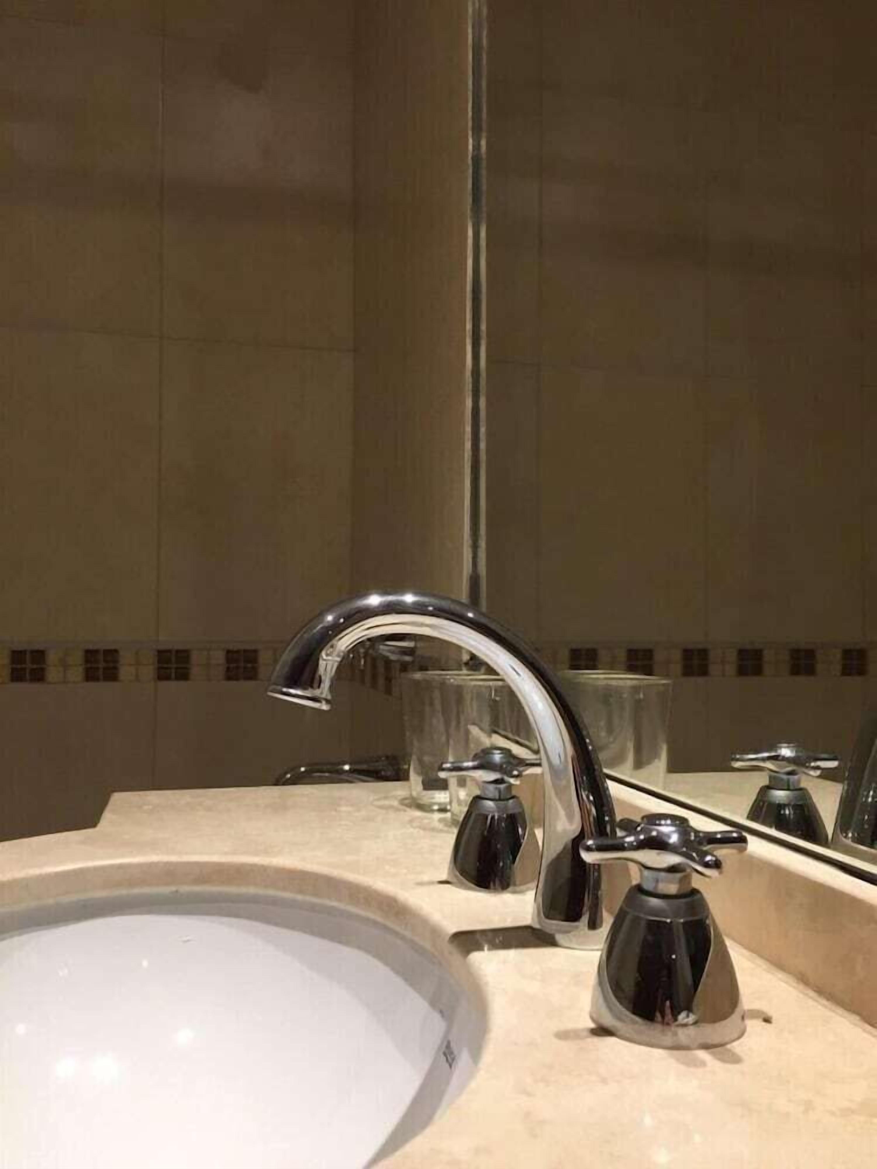 free toiletries, towels