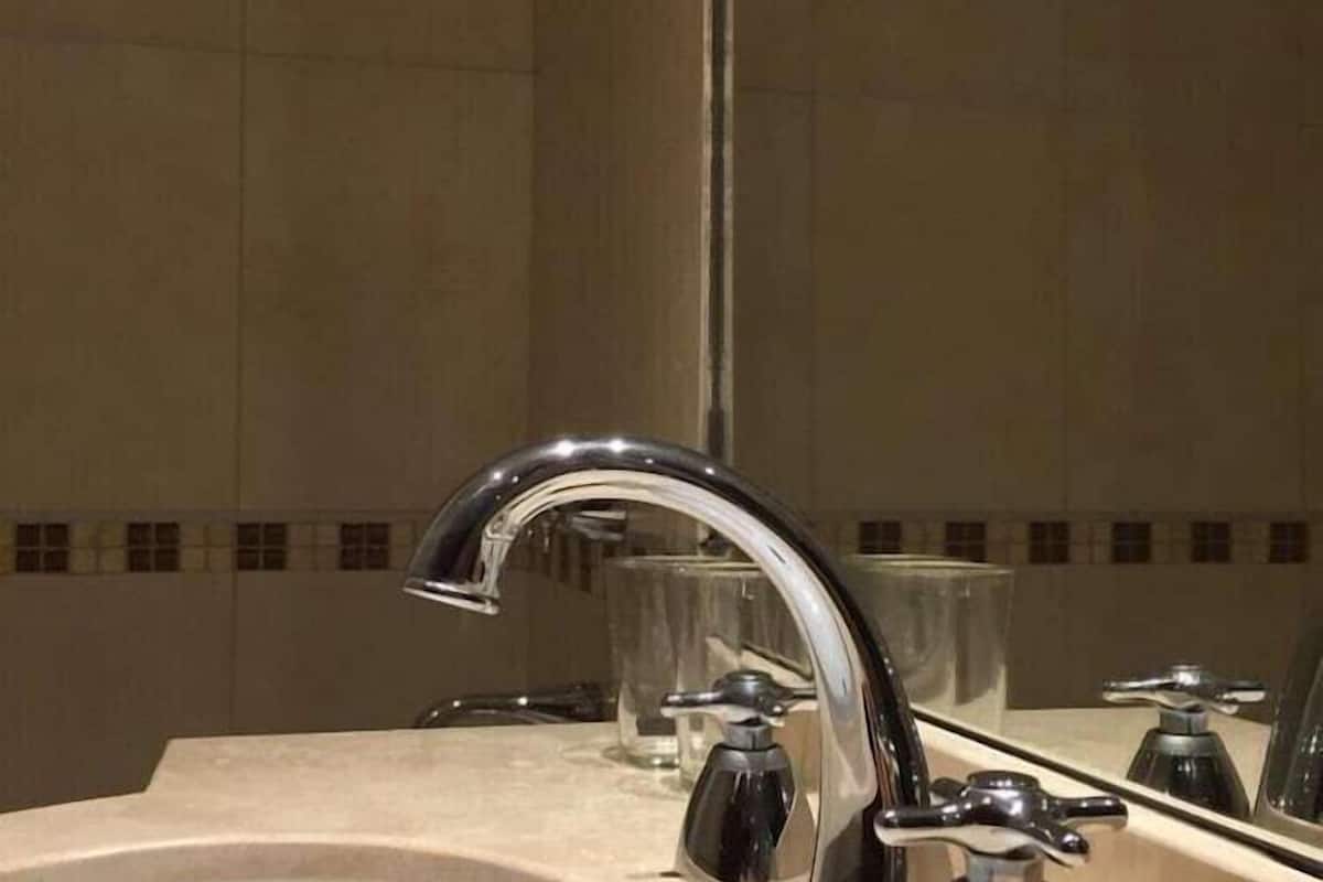 free toiletries, towels