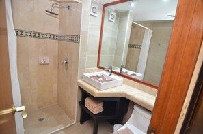 Standard Apartment, 2 Bedrooms, Balcony | Bathroom | Combined shower/tub, free toiletries, towels - Standard Apartment Rinconada del Sol (Playa del Carmen)