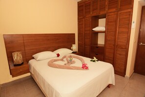 2 habitaciones, caja de seguridad en la habitación y escritorio 