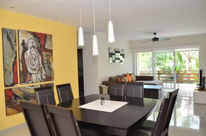 Appartement supérieur, 2 chambres, 2 salles de bains, côté jardin | Repas dans la chambre