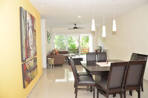 Appartement supérieur, 2 chambres, 2 salles de bains, côté jardin | Salle de séjour | Téléviseur à écran plat