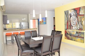 Appartement supérieur, 2 chambres, 2 salles de bains, côté jardin | Repas dans la chambre