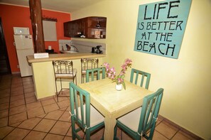 Standard Apartment, 2 Bedrooms, Smoking, City View | In-room dining