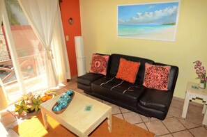 Departamento estándar, 2 habitaciones, para fumadores, vista a la ciudad | Sala de estar | Televisión de pantalla plana 