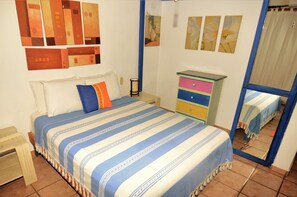Departamento estándar, 2 habitaciones, para fumadores, vista a la ciudad | 1 habitación, caja de seguridad en la habitación y escritorio 