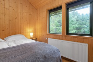 Comfort Bungalow, 2 Bedrooms, Garden View | Desk, blackout drapes, rollaway beds, free WiFi - Gesthús Selfoss (Selfoss)