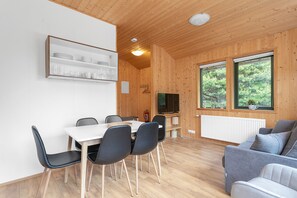 Comfort-Bungalow, 2 Schlafzimmer, Gartenblick | Wohnbereich
