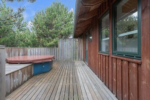 Comfort Bungalow, 2 Bedrooms, Garden View | Terrace/patio - Gesthús Selfoss (Selfoss)
