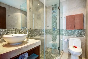 Luxury-Penthouse, 2 Schlafzimmer, Balkon, Strandblick | Badezimmer | Dusche, kostenlose Toilettenartikel, Handtücher