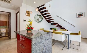 Luxury-Penthouse, 2 Schlafzimmer, Balkon, Strandblick | Wohnbereich | Flachbildfernseher