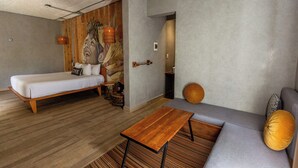Una habitación moderna con cama, sofá y una mesa de centro de madera.