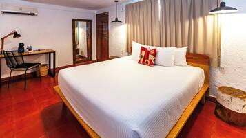 Premium Room (King) | Free WiFi, bed sheets