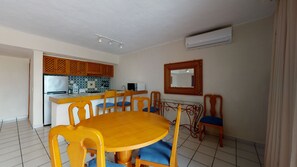 Royal | Private kitchen | Full-sized fridge, microwave, stovetop, coffee/tea maker - Park Royal Homestay Los Tules (Puerto Vallarta)