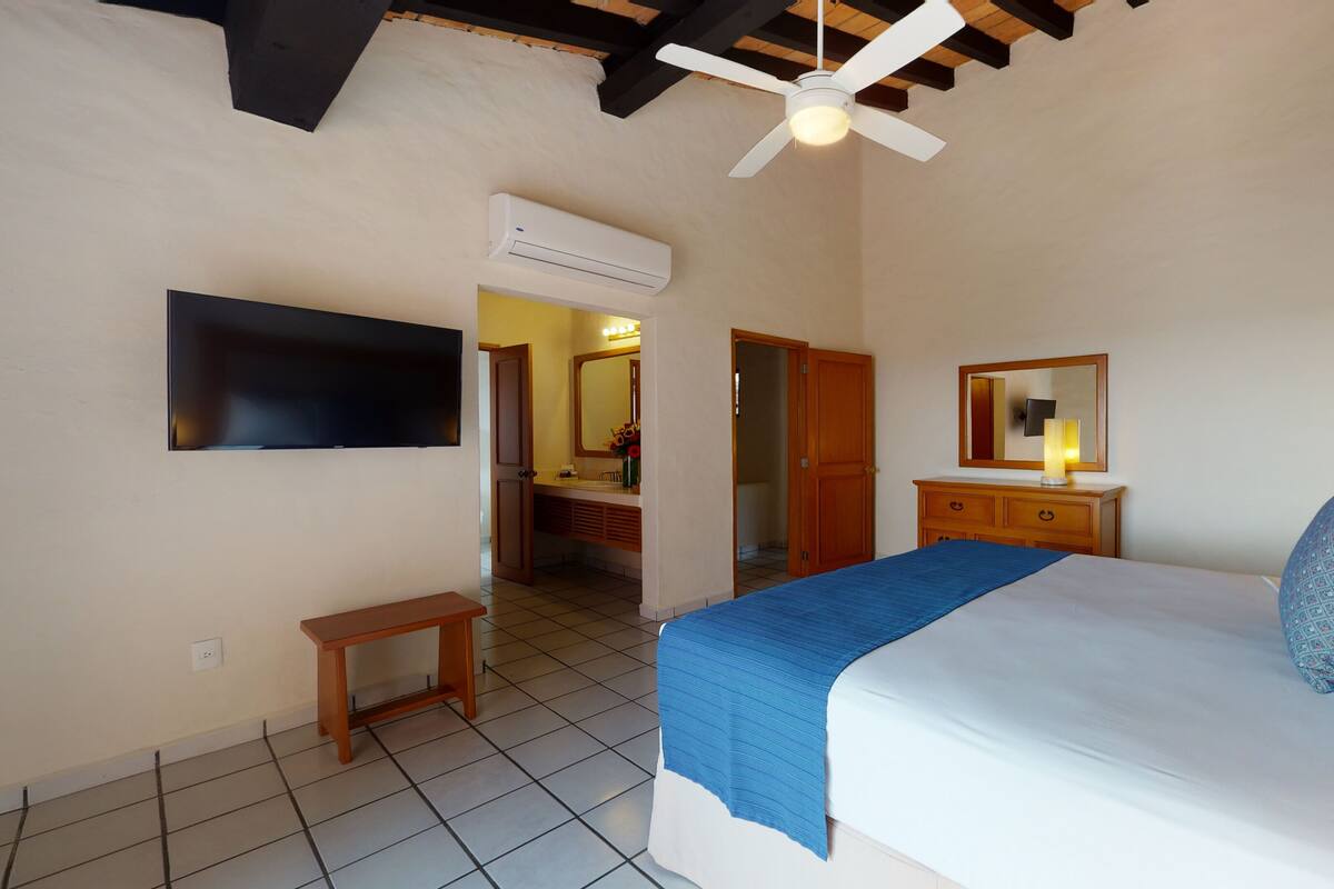 Royal | 1 bedroom, in-room safe, iron/ironing board, free WiFi