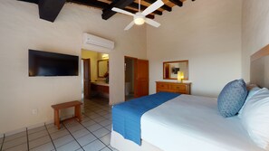 Royal | 1 bedroom, in-room safe, iron/ironing board, free WiFi - Park Royal Homestay Los Tules (Puerto Vallarta)