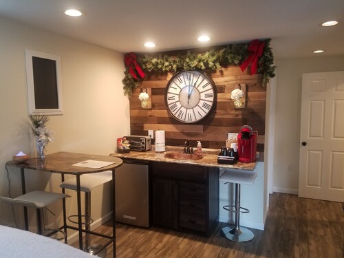 Äskettäin uusittu, 2 makuuhuoneen w / oma sisäänkäynti, 1. 2 km: n päässä Ashevillen keskustasta!