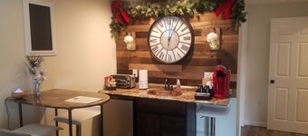2 bedroom Apartment w/ Private Entrance, 1.2 miles to Downtown Asheville!