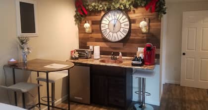 Äskettäin uusittu, 2 makuuhuoneen w / oma sisäänkäynti, 1. 2 km: n päässä Ashevillen keskustasta!