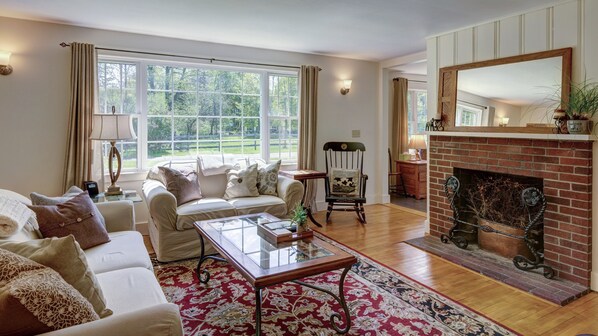 Smart TV, chimenea, reproductor de DVD y futbolito 