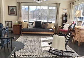 Smart TV, chimenea, reproductor de DVD y futbolito 