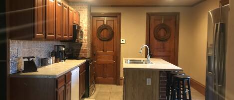 Jääkaappi, mikroaaltouuni, uuni, liesi