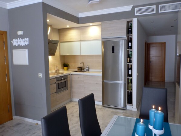 Réfrigérateur, micro-ondes, four, plaque de cuisson