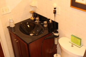 Combined shower/bathtub, hair dryer, towels, soap