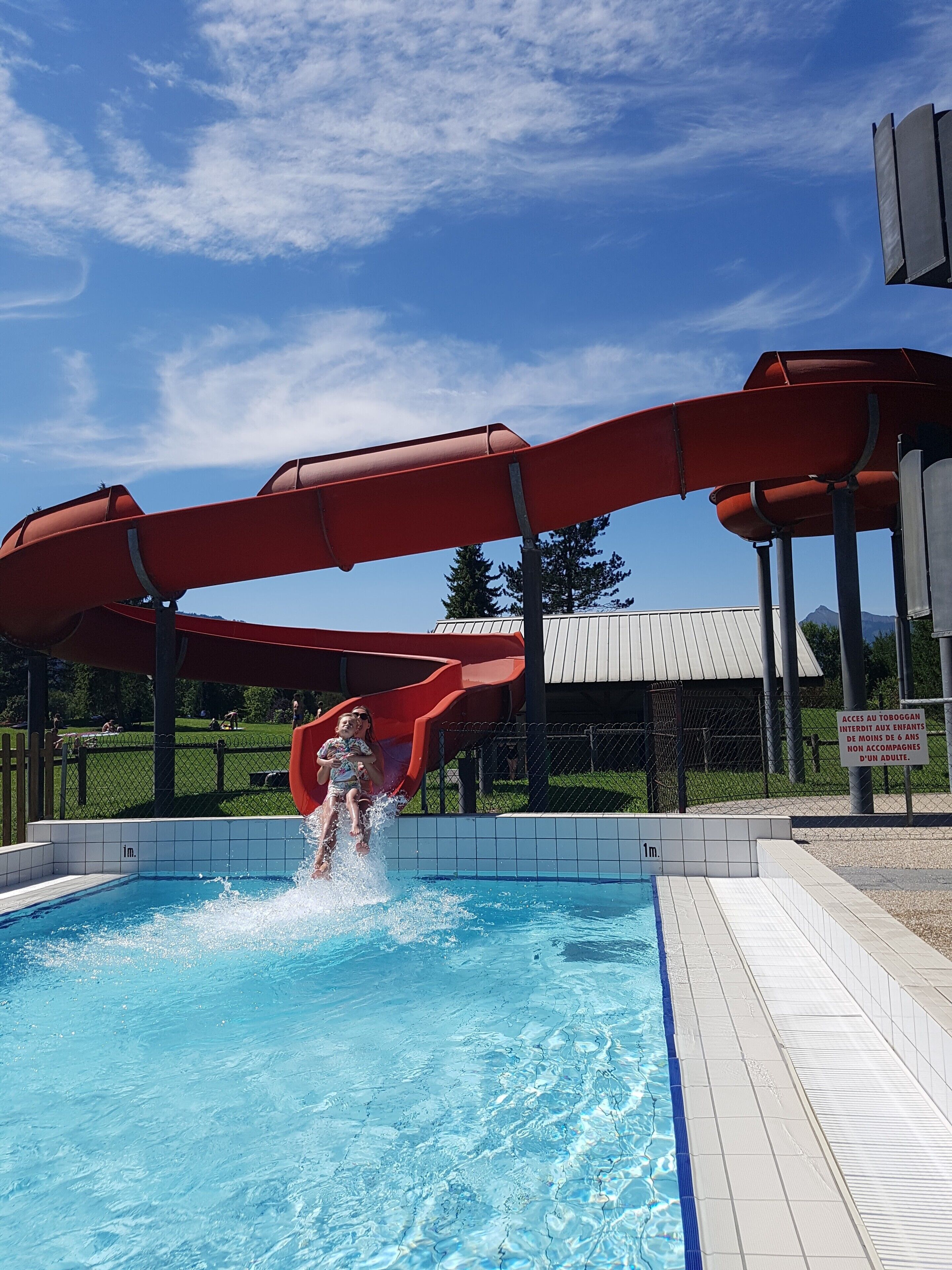 من حمّامات السباحة المغطاة، حمّام سباحة خارجي