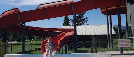 من حمّامات السباحة المغطاة، حمّام سباحة خارجي