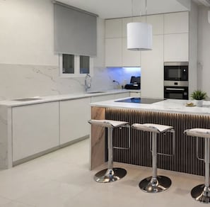 Réfrigérateur, micro-ondes, four, plaque de cuisson