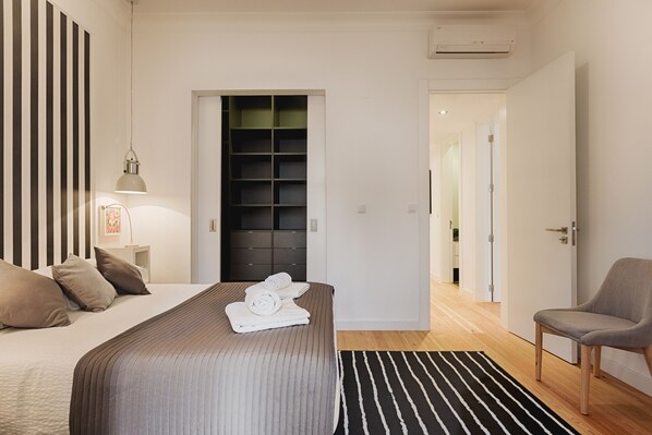 3 chambres, coffres-forts dans les chambres, bureau