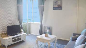 Apartamento luxo, 1 quarto | Área de estar | TV de tela plana